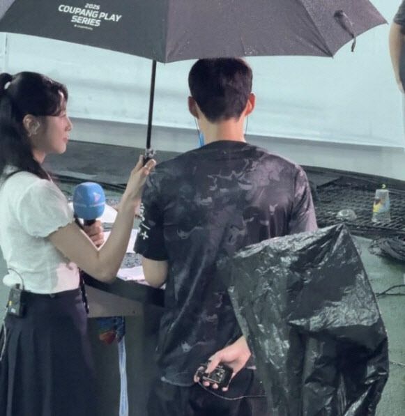 지난 3일 서울월드컵경기장에서 열린 토트넘 홋스퍼와 뉴캐슬 유나이티드 FC의 경기를 마치고 인터뷰하는 손흥민 뒷모습. (사진=온라인 갈무리)