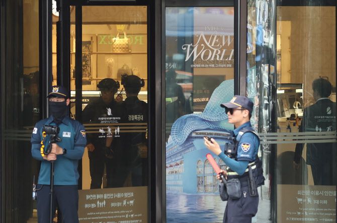 5일 서울 중구 명동 신세계백화점 본점에 폭발물을 설치했다는 협박 글이 인터넷 커뮤니티에 올라와 출동한 경찰이 주변을 통제하고 있다. (사진=연합뉴스)