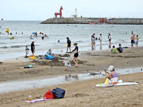 제주 이호테우해수욕장에서 물놀이를 하러 온 주민과 관광객들이 즐거운 시간을 보내고 있다.(사진=뉴시스)