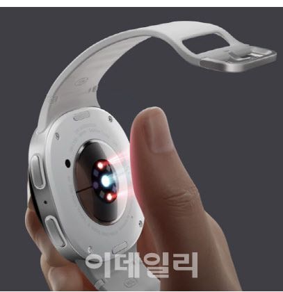 갤럭시워치8 시계 뒷면에 엄지손가락을 5초간 대면 항산화지수를 측정할 수 있다(사진=삼성전자)