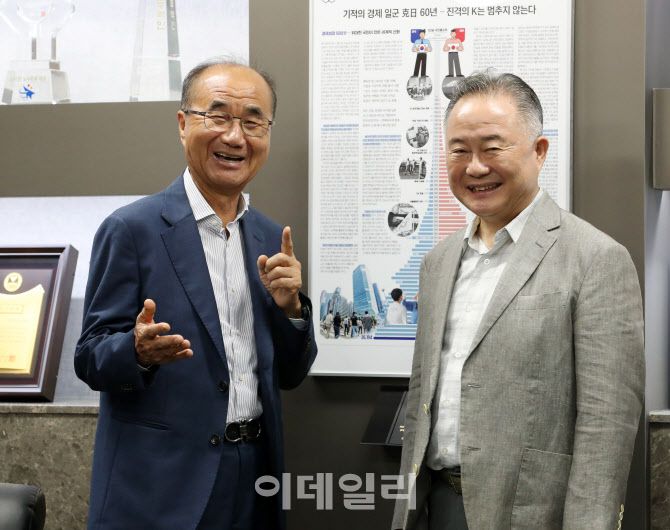 정석현 수산중공업 회장이 예종석 대기자와 함박웃음을 터뜨리고 있다. (사진=김태형 기자)