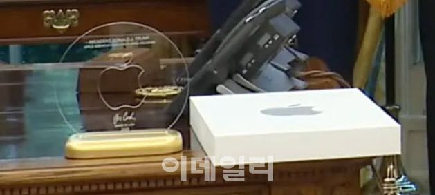 팀 쿡이 선물한 애플 로고가 새겨진 유리와 24K 금받침대