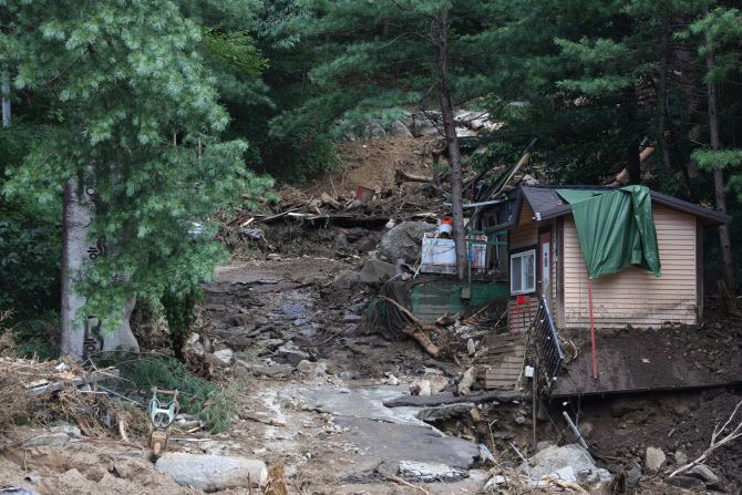 지난달 22일 경기도 가평군 조종면 마일리에서 수해로 캠핑장이 파손돼 있다. (사진=연합뉴스)