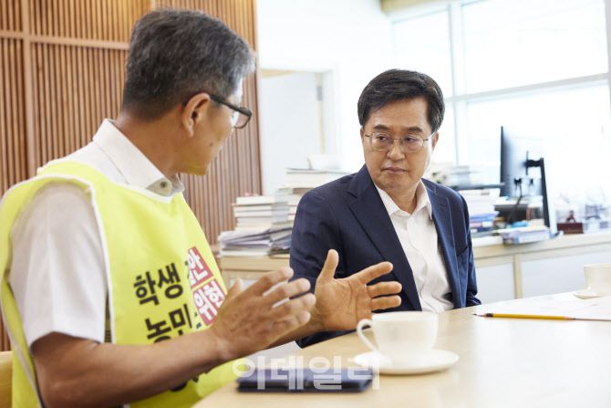 7일 오전 경기도청 집무실에서 김동연 경기도지사와 교육청의 학교급식 식재료 구매방식 변경 관련 반대의견 전달을 위한 시민사회단체 공동대책위 참여단체 대표단이 간담회를 하고 있다.(사진=경기도)