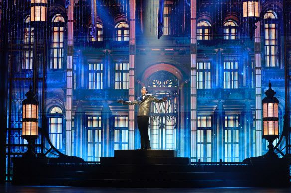 뮤지컬 ‘위대한 개츠비’에서 제이 개츠비 역을 맡은 배우 메트 도일이 6일 서울 강남구 GS아트센터에서 장면을 시연하고 있다(사진=뉴시스).