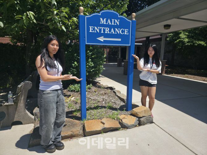 뉴저지 해컨섹의 이공계 공립고교인 버겐카운티 아카데미스에 재학 중인 스칼렛 오(왼쪽)양과 이사벨라 오양.