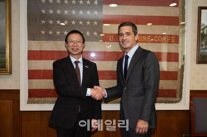강환석 방위사업청 차장과 제이슨 포터 미 해군성 연구개발획득차관보가 미 워싱턴 D.C. 미 해군성에서 면담 후 기념촬영을 하고 있다. (사진=방사청)