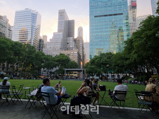 미국 뉴욕의 브라이언트 파크에 앉아 스마트폰을 들여다보고 있는 사람들의 모습. (사진=이지은 기자)