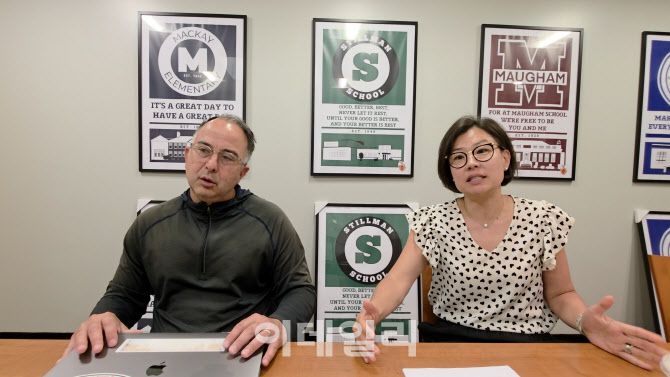 마이클 벤-데이비드(왼쪽) 테너플라이 교육감과 브랜다 유 테너플라이 부교육감이 지난달 26일 미국 뉴저지 테너플라이 교육청에서 이데일리와 인터뷰하고 있다.(사진=이지은 기자)