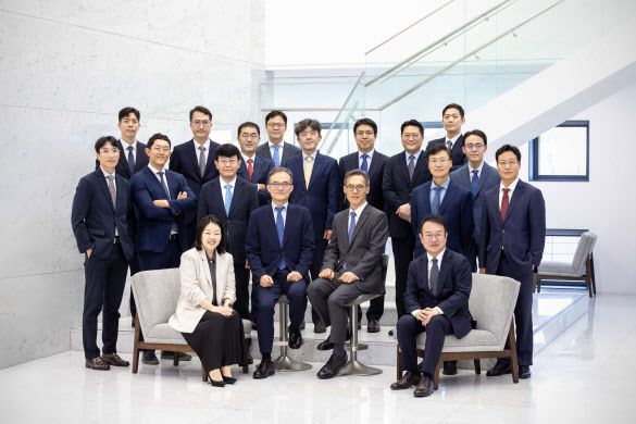 법무법인 세종 형사그룹. 첫번째 줄 좌측부터 손정현 변호사, 문무일 대표변호사, 장영수 변호사, 이정환 변호사. 둘째 줄 좌측부터 박형건 변호사, 김태승 변호사, 신호철 변호사, 이재훈 변호사, 진현일 변호사. 셋째 줄 좌측부터 유재신 변호사, 이지홍 변호사, 박진원 변호사, 정광병 변호사, 조주연 변호사, 홍석기 변호사, 김민형 변호사, 이재경 변호사, 조대호 변호사. (사진=법무법인 세종)