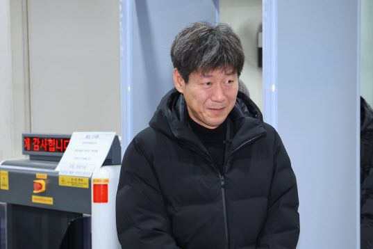 정치자금법 위반 혐의로 재판에 넘겨진 남욱 변호사가 지난 2월 6일 서울 서초구 서울고등법원에서 열린 2심 선고 공판에서 1심과 동일한 징역 8개월의 실형을 선고받고 법원 청사를 나서고 있다. (사진=연합뉴스)