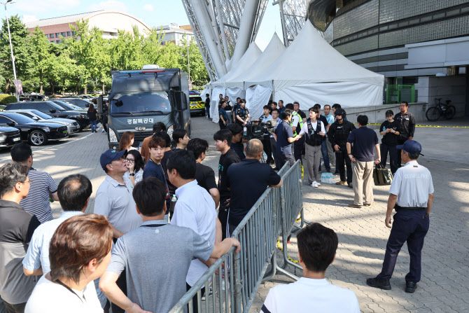 10일 폭발물 설치 신고가 접수된 서울 올림픽공원 KSPO돔(올림픽체조경기장)이 통제돼 있다. (사진=연합뉴스)