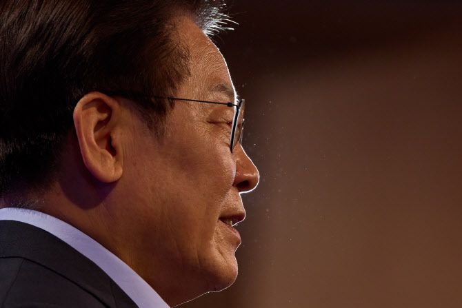 이재명 대통령이 지난달 31일 서울 종로구 정부서울청사에서 열린 ‘국민주권시대 공직자의 길’ 고위공직자 워크숍에서 ‘국민주권 정부 국정운영 방향과 고위공직자 자세’ 주제로 특강을 하고 있다. (사진=이재명 대통령 SNS).