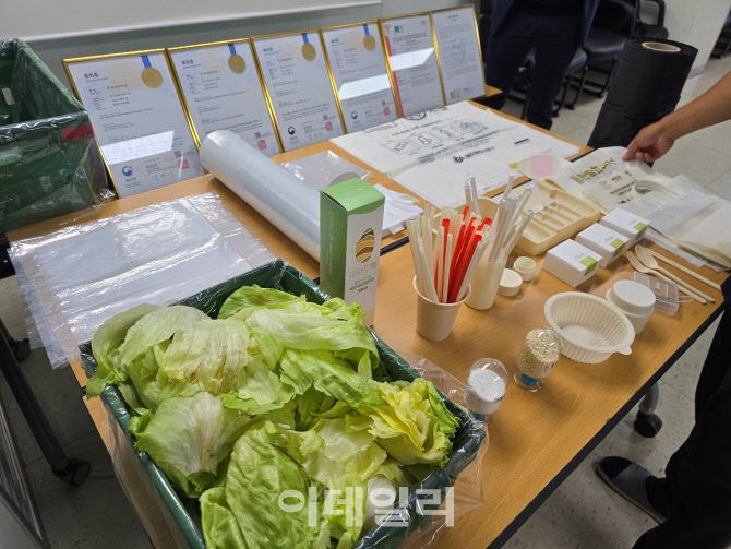 그리코가 개발, 생산 중인 쌀을 원료로 한 생분해 플라스틱 제품들.(사진=황영민 기자)