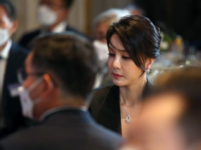 윤석열 전 대통령 부인 김건희 여사가 2022년 마드리드 한 호텔에서 열린 스페인 동포 초청 만찬간담회에서 윤 전 대통령의 격려사를 듣고 있다. 2022.06.30. 목에 현재 논란의 중심인 반클리프 목걸이가 눈에 띈다. (사진=뉴시스)