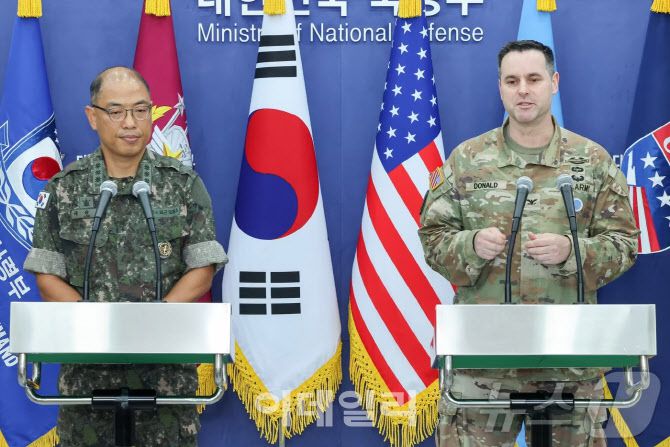 이성준 합동참모본부 공보실장(왼쪽)과 라이언 도널드 유엔사·연합사·주한미군사 공보실장이 7일 오전 서울 용산구 국방부 브리핑룸에서 ‘을지 자유의 방패(UFS)’ 한미 공동브리핑을 하고 있다.[공동취재단]