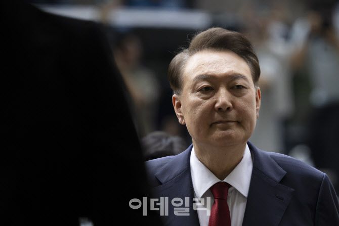 윤석열 전 대통령이 지난달 9일 오후 구속 전 피의자 심문(영장실질심사)을 받기 위해 서울 서초구 서울중앙지방법원으로 들어서고 있다. (사진=공동취재단)