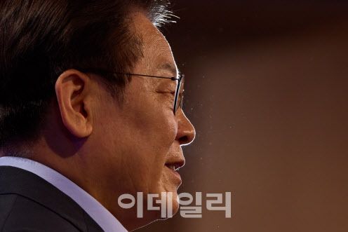 이재명 대통령이 지난달 31일 서울 종로구 정부서울청사에서 열린 고위공직자 워크숍에서 특강을 하고 있다.(사진=뉴스1)