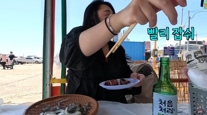 지난 6월 속초 오징어 난전에 입점된 한 가게 사장이 홀로 방문한 여성 유튜버에게 음식이 나온 지 2분 만에 빨리 잡숴라고 압박한 사실이 알려져 논란이 일었다. (사진=유튜브 캡처)