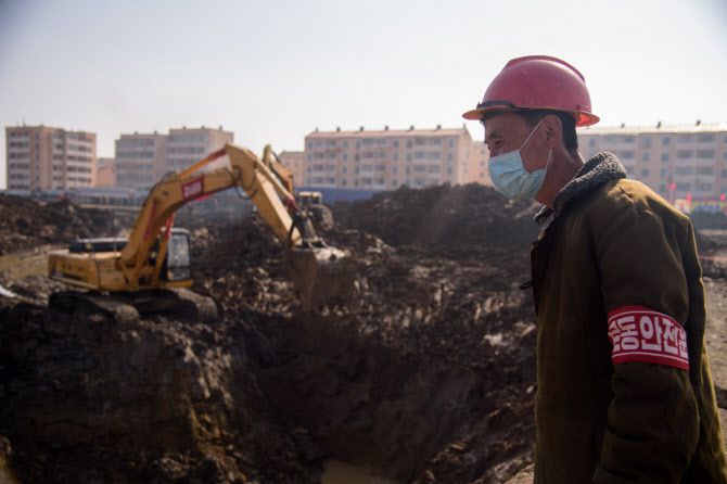 2021년 3월 북한 평양 송신-송화 지역 1만가구 규모 아파트 개발 현장에서 일하고 있는 북한 노동자의 모습.  (사진=AFP)
