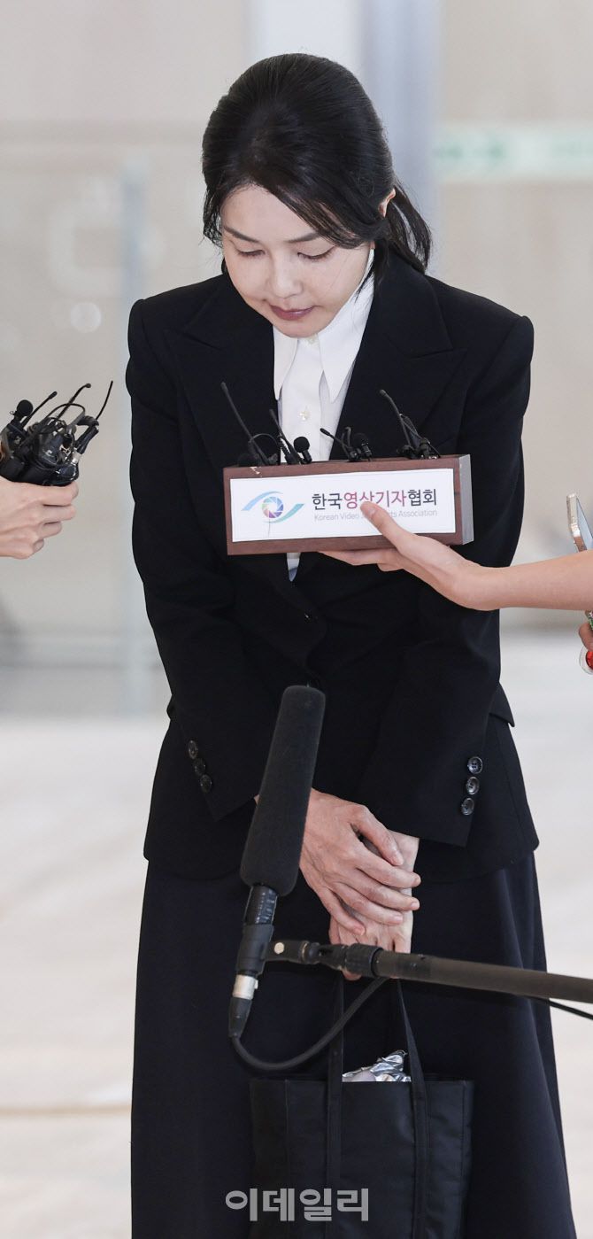 김건희 여사가 지난 6일 오전 서울 종로구 KT 광화문빌딩 웨스트에 마련된 민중기 특별검사 사무실로 출석하고 있다. (사진=공동취재단)