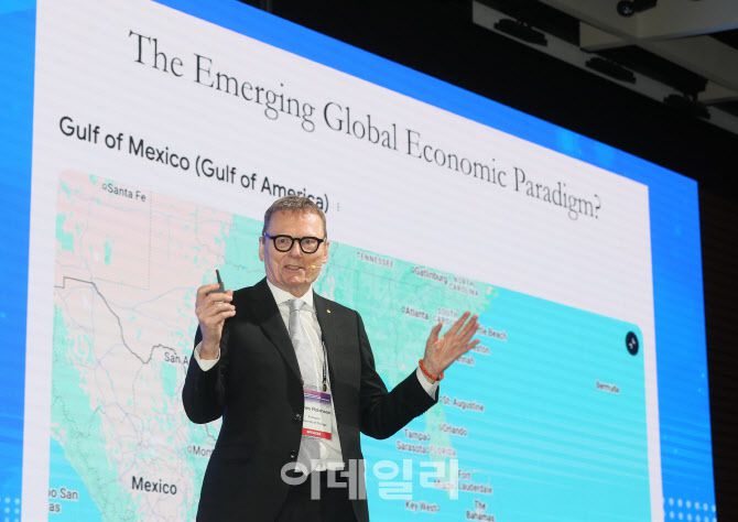 제임스 로빈슨 시카고대학 교수(2024 노벨경제학상 수상자)가 12일 서울 여의도 FKI타워 컨퍼런스센터에서 열린 ‘제32차 태평양경제협력위원회(PECC) 총회’에 참석해 특별강연을 하고 있다.(사진=한경협)