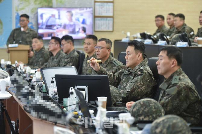 김명수 합참의장이 지난 해 12월 3일 비상계엄 당일 오후 육군 1군단사령부를 방문해 대비태세를 점검하고 있다. (사진=합참)