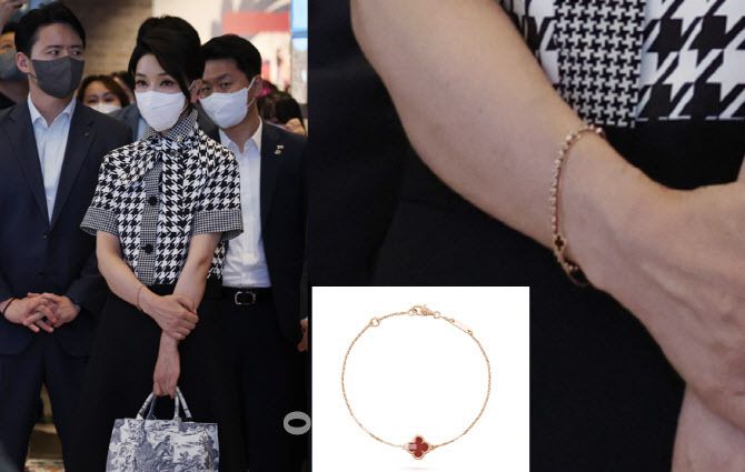 윤석열 전 대통령 부인 김건희 여사가 지난 2022년 6월 12일 오후 서울 시내 한 영화관에서 영화 ‘브로커’를 관람한 뒤 소감 밝히는 윤 대통령을 바라보고 있는 모습과 반클리프 앤 아펠 ‘스위트 알함브라 브레이슬릿 핑크 골드 커넬리언’ 제품. (사진=대통령실 및 반클리프 앤 아펠 공식 홈페이지 캡처)