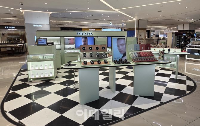 신세계면세점 명동점 내 프라다뷰티 매장 (사진=신세계면세점)