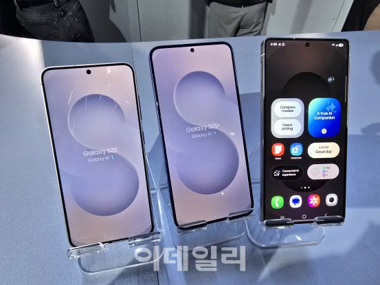 2025년 1월 22일(현지시간) 오전 3시 미국 캘리포니아주 샌프란시스코 새너제이 SAP센터에서 열린 ‘갤럭시 언팩 2025’ 행사장에 갤럭시S25(좌측부터 일반·플러스·울트라)가 전시돼 있다(사진=윤정훈 기자)