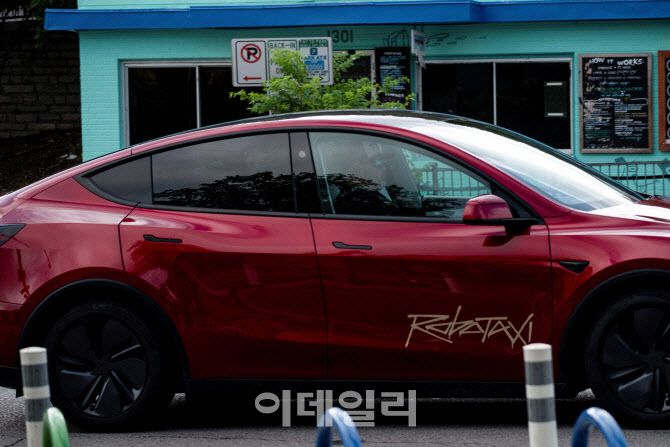 테슬라의 로보택시가 6월 22일(현지시간) 텍사스 오스틴에서 승객을 태우지 않은 채 주행하고 있다. (사진=로이터)