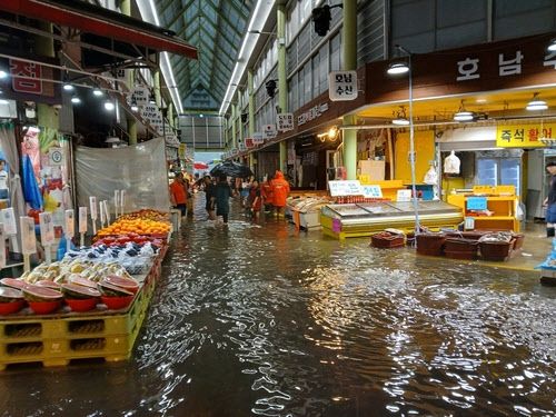 13일 물에 잠긴 서구 정서진중앙시장.(사진=인천소방본부 제공)