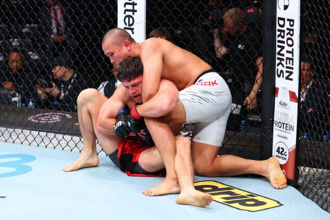 이스마일 나우르디예프를 몰아붙이는 박준용. 사진=UFC