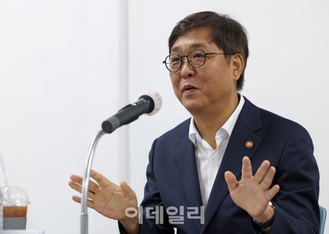 최휘영 문화체육관광부 장관이 14일 서울 마포구 영화진흥위원회 영화교육지원센터에서 연출, 제작, 투자, 배급, 상영, 독립영화, 영화제 등 영화계 각 분야 대표를 만나 영화계 소통 간담회를 갖고 한국 영화산업 회복을 위한 지원 방안을 논의하고 있다. (사진=문체부)