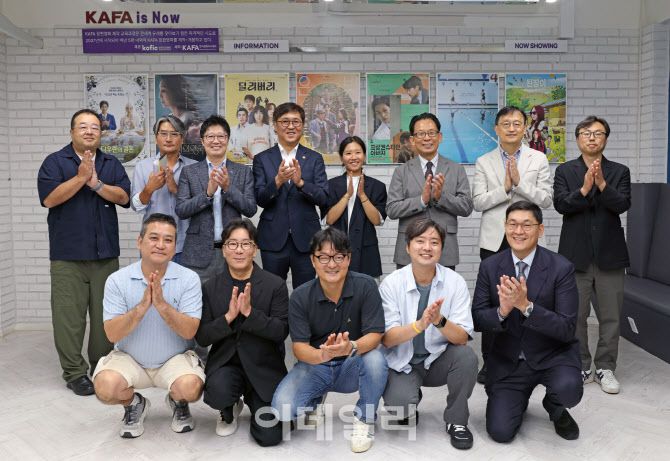 최휘영 문화체육관광부 장관이 14일 서울 마포구 영화진흥위원회 영화교육지원센터에서 연출, 제작, 투자, 배급, 상영, 독립영화, 영화제 등 영화계 각 분야 대표를 만나 영화계 소통 간담회를 마치고 기념촬영을 하고 있다. (사진=문체부)