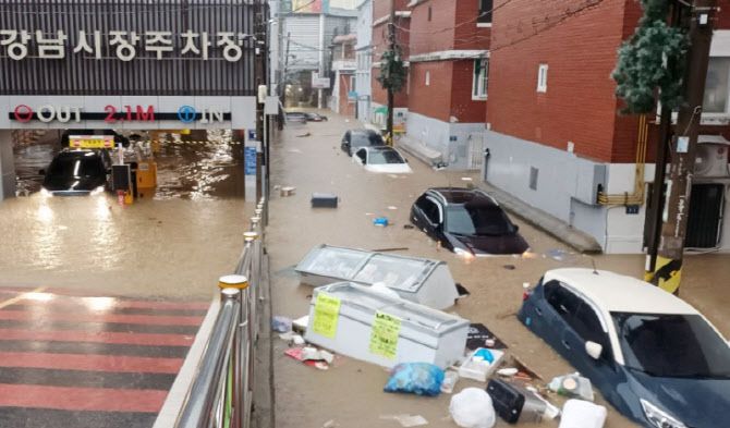 13일 인천 서구 석남동 인천강남시장 일대가 침수되면서 차량들이 물에 잠겨 있다.(사진=엑스)