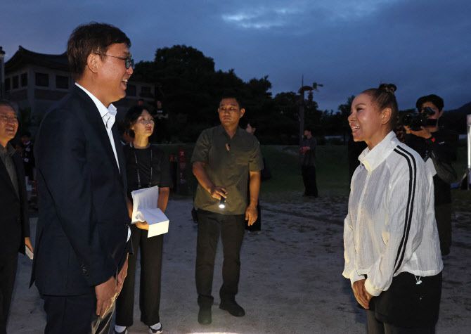 최휘영 문화체육관광부 장관이 광복절을 하루 앞둔 14일 서울 종로구 경복궁 흥례문 광장에서 열린 광복 80주년 전야제 ‘우리는 빛이다’ 행사에 앞서 출연진을 격려하고 있다. (사진=문체부 제공).