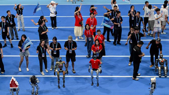 지난 14일 중국 베이징 국제빙상경기장에서 ‘2025 세계 휴머노이드 로봇 게임’ 개막식이 열리고 있다. (사진=AFP)