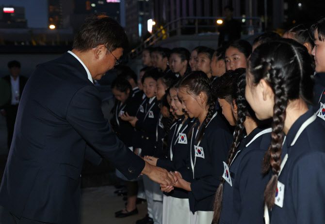 최휘영 문화체육관광부 장관이 광복절을 하루 앞둔 14일 서울 종로구 경복궁 흥례문 광장에서 열린 광복 80주년 전야제 ‘우리는 빛이다’ 행사에 앞서 출연진을 격려하고 있다. (사진=문체부 제공).