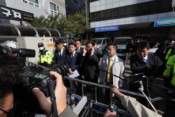 2022년 당시 이재명 더불어민주당 대표가 검찰이 압수수색을 시도한 민주연구원이 입주한 서울 여의도 더불어민주당 중앙당사에 도착해 발언하고 있다. (사진 = 뉴시스)