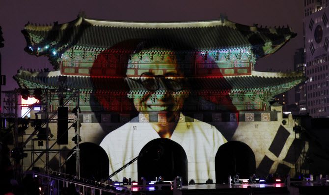 14일 서울 경복궁 흥례문광장에서 열린 광복 80년 전야제 ‘우리는 빛이다’ 행사에서 미디어아트가 펼쳐지고 있다. (사진=연합뉴스).