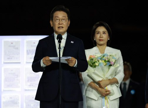 이재명 대통령이 15일 서울 세종대로 광화문광장에서 열린 제21대 대통령 국민임명식 ‘광복 80년, 국민주권으로 미래를 세우다’ 행사에서 국민 대표 80인으로부터 ‘빛의 임명장’을 받은 뒤 감사 인사를 하고 있다. (사진=연합뉴스)