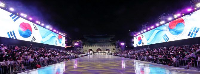 14일 서울 경복궁 흥례문광장에서 열린 광복 80년 전야제 ‘우리는 빛이다’ 행사에서 국립합창단 청년교육단원과 역사어린이합창단이 거룩한 함성을 부르고 있다. (사진=연합뉴스).