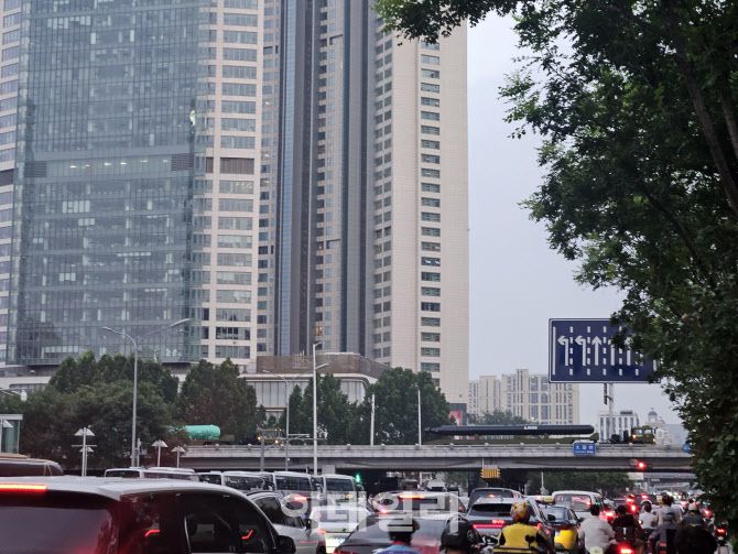 지난 15일 중국 베이징 시내 고가도로에서 검은색의 무인잠수정(오른쪽)을 실은 군용 차량이 지나고 있다. (사진=이데일리 이명철 특파원)