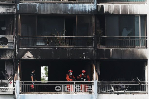 17일 서울 마포구 창전동 한 아파트에서 화재가 발생해 소방대원들이 원인을 파악하고 있다. 두 시간여 만에 완전히 꺼진 이번 화재에서 2명이 숨지고 13명이 다쳤다. (사진=이영훈 기자)