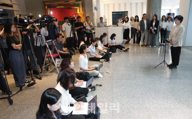 원민경 여성가족부 장관 후보자가 18일 인사청문 준비 사무실이 마련된 서울 한국청소년활동진흥원으로 출근하고 있다.(사진=이영훈 기자)