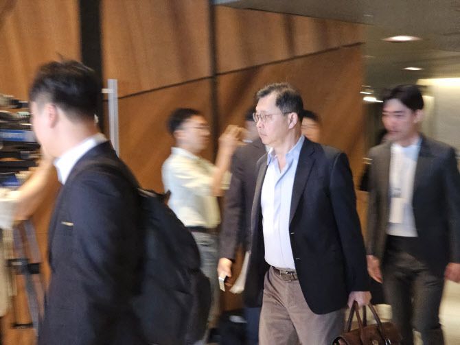 최재원 SK그룹 수석부회장이 18일 서울 광진구 워커힐 호텔에서 열린 ‘SK 이천포럼’ 행사장으로 입장하고 있다.(사진=공동취재단)