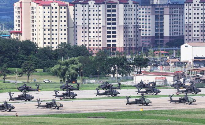 18일부터 28일까지 진행되는 유사시 한반도 방어를 위한 정례 한미연합훈련 ‘을지 자유의 방패’(UFS·Ulchi Freedom Shield) 연습 시작을 하루 앞둔 17일 경기도 평택시 캠프 험프리스에 아파치 헬기가 계류되어 있다. [사진=연합뉴스)