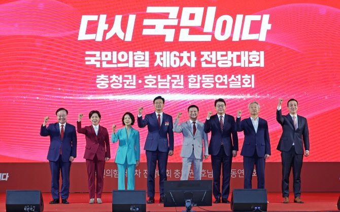 지난 13일 오후 대전 서구 배재대학교에서 열린 국민의힘 충청·호남권 합동연설회에서 최고위원 후보들이 기념사진을 찍고 있다. 왼쪽부터 김재원, 양향자, 최수진, 손범규, 김태우, 신동욱, 김근식, 김민수 후보. (사진 = 연합뉴스)