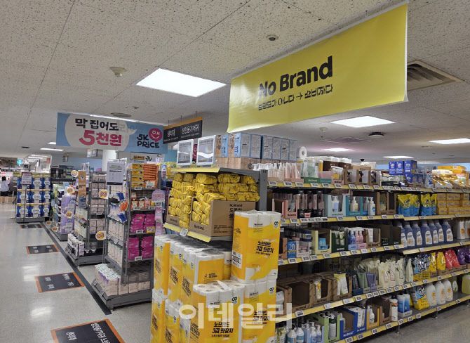 이마트 은평점. 노브랜드와 오케이 프라이스 매대가 나란히 진열돼 있다. (사진=한전진 기자)